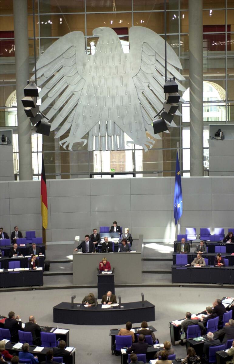 Dr. Angela Merkel, CDU/CSU, MdB, Rede im Deutschen Bundestag, Vorsitz: Bundestagspräsident Wolfgang Thierse, SPD (mi.), Schriftführerin Ute Kumpf, SPD, (re.), Schriftführer Hans-Joachim Fuchtel, CDU/CSU, (li.).; Aussprache zur Regierungserklärung, 4. Bundestagssitzung, Deutscher Bundestag, redend, Plenum, Bundestagsadler, Adler Merkel, Angela; Thierse, Wolfgang; Schäfer, Anita; Fuchtel, Hans-Joachim Dr. Angela Merkel, CDU/CSU, MdB, Rede im Deutschen Bundestag, Vorsitz: Bundestagspräsident Wolfgang Thierse, SPD (mi.), Schriftführerin Ute Kumpf, SPD, (re.), Schriftführer Hans-Joachim Fuchtel, CDU/CSU, (li.).; Aussprache zur Regierungserklärung, 4. Bundestagssitzung, Deutscher Bundestag, redend, Plenum, Bundestagsadler, Adler