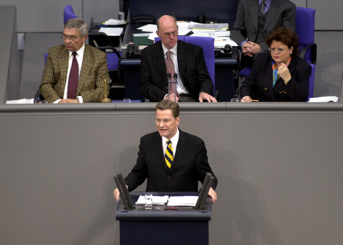 Westerwelle, Guido; Lammert, Norbert; Janssen, Jann-Peter; Schäfer, Anita Dr. Guido Westerwelle, FDP, Rede im Deutschen Bundestag, Vorsitz: Bundestagsvizepräsident Dr. Norbert Lammert, CDU/CSU, Schriftführer Jann-Peter Janssen, SPD, (li.), Schriftführerin Anita Schäfer, CDU, (re.).; Aussprache zur Regierungserklärung, 4. Bundestagssitzung, Deutscher Bundestag