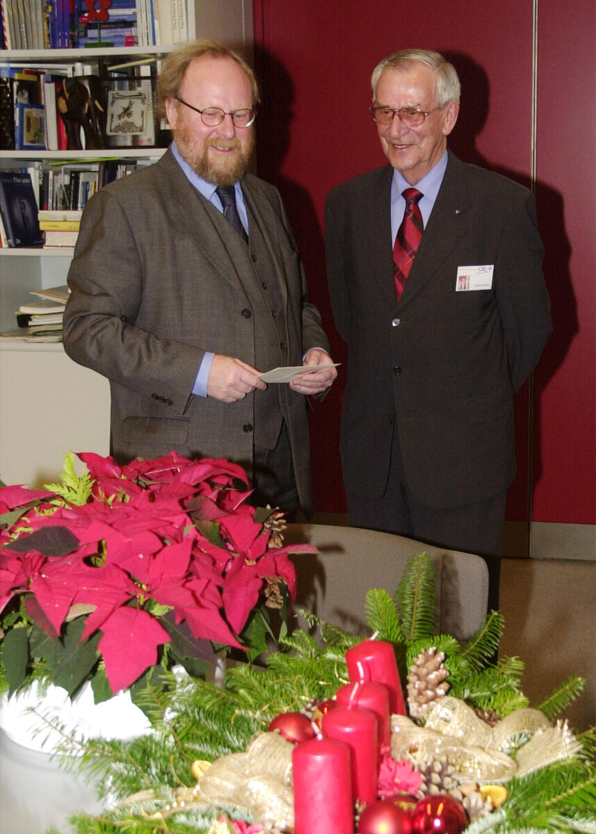 Bundestagspräsident Wolfgang Thierse (li), SPD, bekommt einen Weihnachtsstern und Weihnachtskranz von Harald Richter (re), CJD Christliches Jugenddorf Deutschland, überreicht.; Weihnachten, Übergabe Thierse, Wolfgang; Richter, Harald Bundestagspräsident Wolfgang Thierse (li), SPD, bekommt einen Weihnachtsstern und Weihnachtskranz von Harald Richter (re), CJD Christliches Jugenddorf Deutschland, überreicht.; Weihnachten, Übergabe