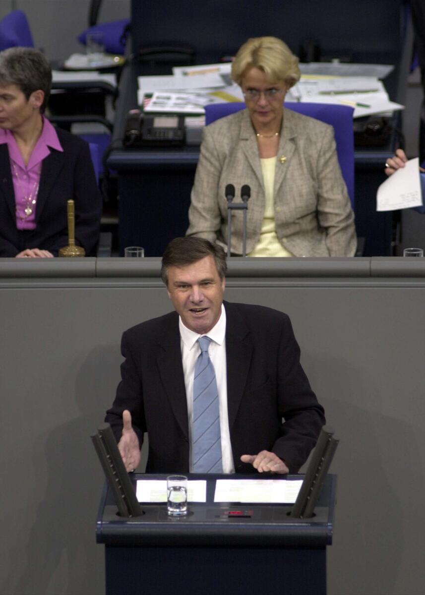 Dr. Wolfgang Gerhardt, FDP, MdB, Rede im Deutschen Bundestag, Aussprache zur Regierungserklärung, 4. Bundestagssitzung.; Vorsitz: Bundestagsvizespräsidentin Dr. h. c. Susanne Kastner, SPD.; Bundestagsabgeordneter, Abgeordneter, Rednerpult, Vizepräsidentin, Plenum Gerhardt, Wolfgang; Kastner, Susanne Dr. Wolfgang Gerhardt, FDP, MdB, Rede im Deutschen Bundestag, Aussprache zur Regierungserklärung, 4. Bundestagssitzung.; Vorsitz: Bundestagsvizespräsidentin Dr. h. c. Susanne Kastner, SPD.; Bundestagsabgeordneter, Abgeordneter, Rednerpult, Vizepräsidentin, Plenum