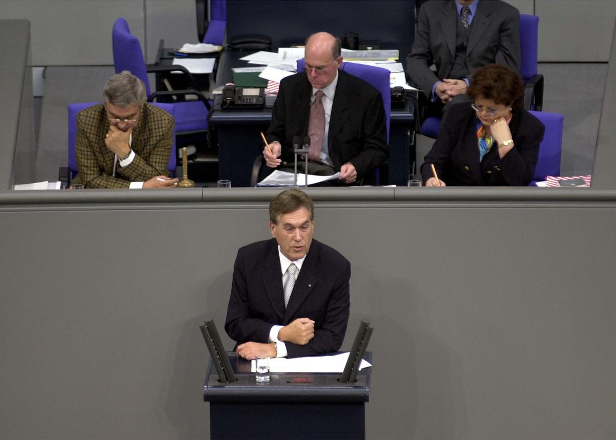 Michael Glos, CDU/CSU, Rede im Deutschen Bundestag, Aussprache zur Regierungserklärung, 4. Bundestagssitzung, 29.10.2002.; Vorsitz: Bundestagsvizepräsident Dr. Norbert Lammert, CDU/CSU, (mi.), Schriftführerin Anita Schäfer, CDU/CSU, (re.), Schriftführer Jann-Peter Janssen, SPD, (li.).; Bundestagsabgeordneter, Abgerodneter, Rednerpult, Vizepräsident, Plenum Glos, Michael; Lammert, Norbert; Schäfer, Anita; Janssen, Jann-Peter Michael Glos, CDU/CSU, Rede im Deutschen Bundestag, Aussprache zur Regierungserklärung, 4. Bundestagssitzung, 29.10.2002.; Vorsitz: Bundestagsvizepräsident Dr. Norbert Lammert, CDU/CSU, (mi.), Schriftführerin Anita Schäfer, CDU/CSU, (re.), Schriftführer Jann-Peter Janssen, SPD, (li.).; Bundestagsabgeordneter, Abgerodneter, Rednerpult, Vizepräsident, Plenum