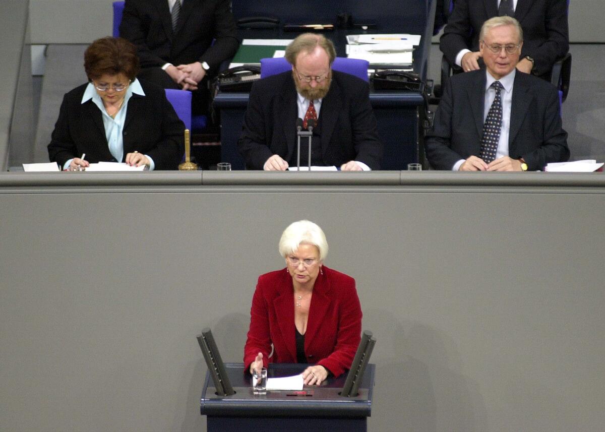 Gerda Hasselfeldt, CDU/CSU, MdB, Rede im Deutschen Bundestag, 6. Bundestagssitzung, Aussprache zur Regierungserklärung, Thema: Verbraucherschutz und Landwirtschaft.; Vorsitz: Bundestagspräsident Wolfgang Thierse, SPD, (mi.), Schriftführerin Anita Schäfer, CDU/CSU, (li.), Schriftführer Gerhard Rübenkönig, SPD, (re.).; Bundestagsabgeordnete, Abgeordnete, Rednerpult, Vizepräsident, Plenum Hasselfeldt, Gerda; Thierse, Wolfgang; Schäfer, Anita; Rübenkönig, Gerhard Gerda Hasselfeldt, CDU/CSU, MdB, Rede im Deutschen Bundestag, 6. Bundestagssitzung, Aussprache zur Regierungserklärung, Thema: Verbraucherschutz und Landwirtschaft.; Vorsitz: Bundestagspräsident Wolfgang Thierse, SPD, (mi.), Schriftführerin Anita Schäfer, CDU/CSU, (li.), Schriftführer Gerhard Rübenkönig, SPD, (re.).; Bundestagsabgeordnete, Abgeordnete, Rednerpult, Vizepräsident, Plenum