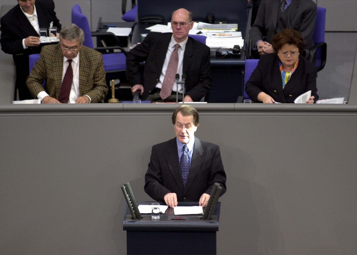 Franz Müntefering, SPD, MdB, Rede im Deutschen Bundestag, Aussprache zur Regierungserklärung, 4. Bundestagssitzung.; Vorsitz: Bundestagsvizepräsident Dr. Norbert Lammert, CDU/CSU, (mi.), Schriftführer Jann-Peter Janssen, SPD, (li.), Schriftführerin Anita Schäfer, CDU/CSU, (re.).; Bundestagsabgeordneter, Abgeordneter, Rednerpult, Vizepräsident, Schriftführer, Plenum Müntefering, Franz; Lammert, Norbert; Janssen, Jann-Peter; Schäfer, Anita Franz Müntefering, SPD, MdB, Rede im Deutschen Bundestag, Aussprache zur Regierungserklärung, 4. Bundestagssitzung.; Vorsitz: Bundestagsvizepräsident Dr. Norbert Lammert, CDU/CSU, (mi.), Schriftführer Jann-Peter Janssen, SPD, (li.), Schriftführerin Anita Schäfer, CDU/CSU, (re.).; Bundestagsabgeordneter, Abgeordneter, Rednerpult, Vizepräsident, Schriftführer, Plenum