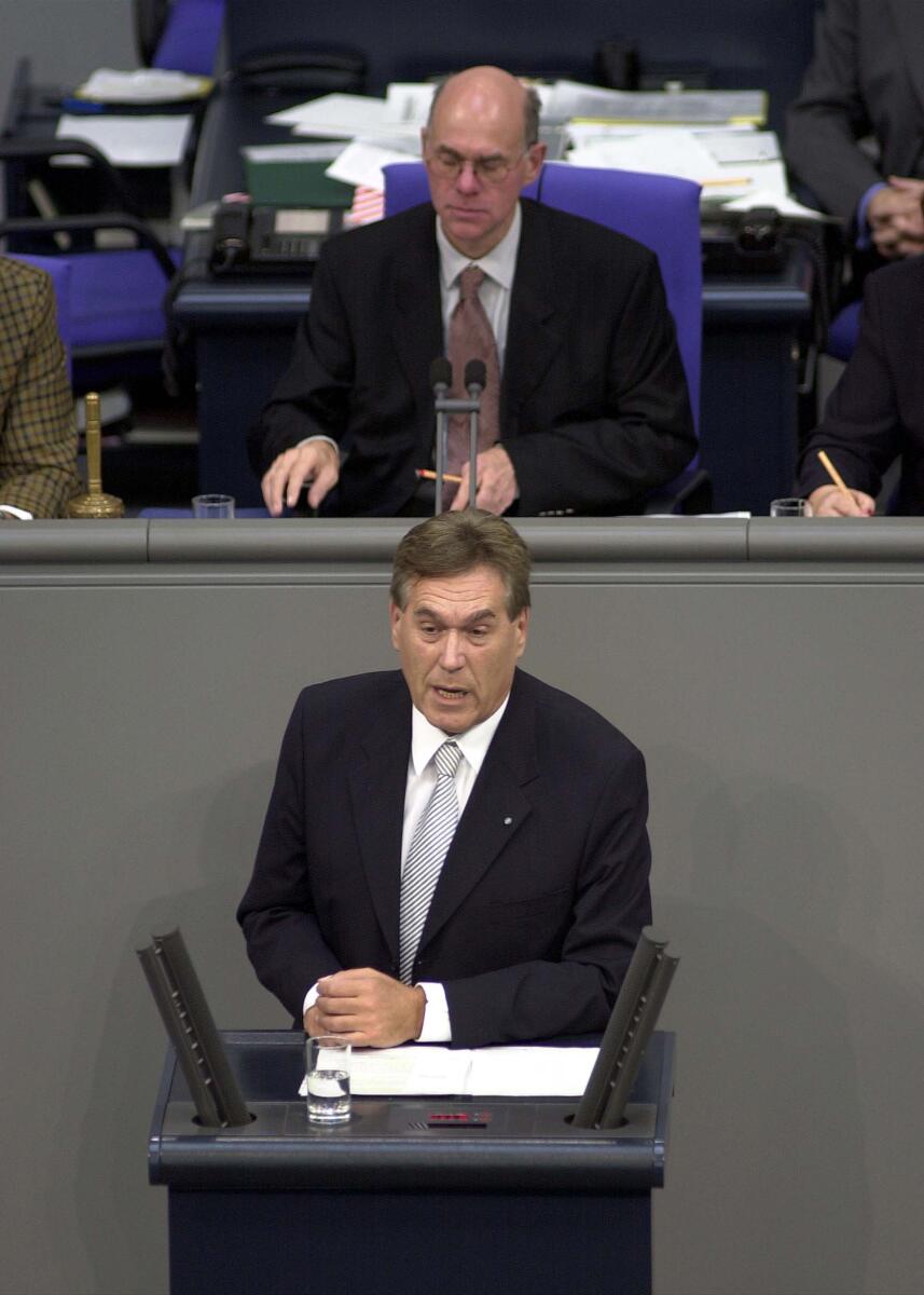 Michael Glos, CDU/CSU, Rede im Deutschen Bundestag, Aussprache zur Regierungserklärung, 4. Bundestagssitzung.; Vorsitz: Bundestagsvizepräsident Dr. Norbert Lammert, CDU/CSU.; Bundestagsabgeordneter, Abgeordneter, Rednerpult, Vizepräsident, Plenum Glos, Michael; Lammert, Norbert Michael Glos, CDU/CSU, Rede im Deutschen Bundestag, Aussprache zur Regierungserklärung, 4. Bundestagssitzung.; Vorsitz: Bundestagsvizepräsident Dr. Norbert Lammert, CDU/CSU.; Bundestagsabgeordneter, Abgeordneter, Rednerpult, Vizepräsident, Plenum