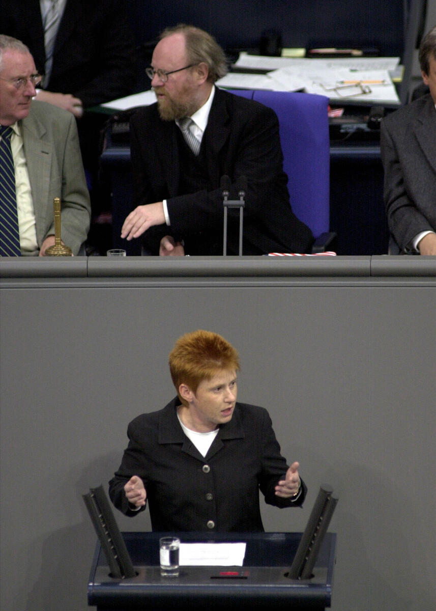 Petra Pau, fraktionslos, MdB, Rede im Deutschen Bundestag, 3. Bundestagssitzung, TOP 5, Thema Fortsetzung des Mazedonien-Einsatz.; Vorsitz: Bundestagspräsident Wolfgang Thierse, SPD.; Bundestagsabgeordnete, Abgeordnete, Rednerpult, Präsident, Plenum Pau, Petra; Thierse, Wolfgang Petra Pau, fraktionslos, MdB, Rede im Deutschen Bundestag, 3. Bundestagssitzung, TOP 5, Thema Fortsetzung des Mazedonien-Einsatz.; Vorsitz: Bundestagspräsident Wolfgang Thierse, SPD.; Bundestagsabgeordnete, Abgeordnete, Rednerpult, Präsident, Plenum