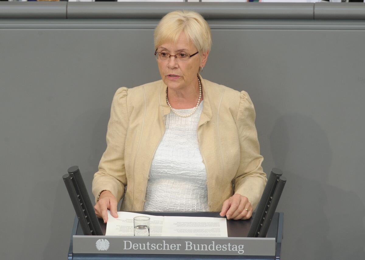 Kastner, Susanne Dr. h. c. Susanne Kastner, SPD, Bundestagsabgeordnete, Abgeordnete, Mitglied des Deutschen Bundestages, MdB, Rede, Deutscher Bundestag, 246. Sitzung, Top 11, Thema: Bundeswehreinsatz in Kosovo (KFOR).; Rednerpult.