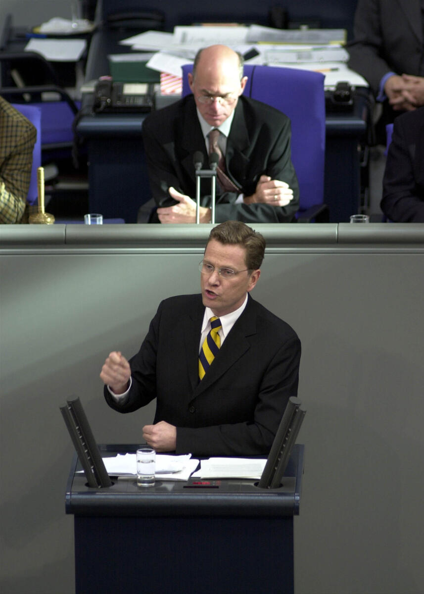 Dr. Guido Westerwelle, FDP, MdB, Rede im Deutschen Bundestag, Aussprache zur Regierungserklärung, 4. Bundestagssitzung.; Vorsitz: Bundestagsvizepräsident Dr. Norbert Lammert. CDU/CSU.; Bundestagsabgeordneter, Abgeordneter, Rednerpult, Vizepräsident, Plenum Westerwelle, Guido; Lammert, Norbert Dr. Guido Westerwelle, FDP, MdB, Rede im Deutschen Bundestag, Aussprache zur Regierungserklärung, 4. Bundestagssitzung.; Vorsitz: Bundestagsvizepräsident Dr. Norbert Lammert. CDU/CSU.; Bundestagsabgeordneter, Abgeordneter, Rednerpult, Vizepräsident, Plenum