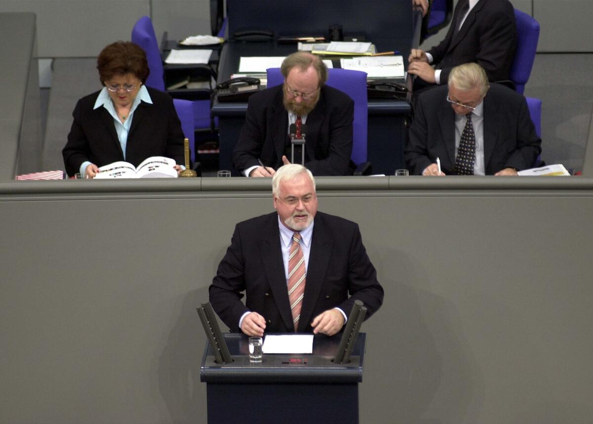 Peter Harry Carstensen, CDU/CSU, MdB, Rede im Deutschen Bundestag, Aussprache zur Regierungserklärung, Thema Verbraucherschutz und Landwirtschaft.; Vorsitz: Bundestagspräsident Wolfgang Thierse, SPD, (mi.), Schriftführerin Anita Schäfer, CDU/CSU, (li.), Schriftführer Gerhard Rübenkönig, SPD, (re.).; Bundestagsabgeordneter, Abgeordneter, Rednerpult, Präsident, Plenum Carstensen, Peter Harry; Thierse, Wolfgang; Schäfer, Anita; Rübenkönig, Gerhard Peter Harry Carstensen, CDU/CSU, MdB, Rede im Deutschen Bundestag, Aussprache zur Regierungserklärung, Thema Verbraucherschutz und Landwirtschaft.; Vorsitz: Bundestagspräsident Wolfgang Thierse, SPD, (mi.), Schriftführerin Anita Schäfer, CDU/CSU, (li.), Schriftführer Gerhard Rübenkönig, SPD, (re.).; Bundestagsabgeordneter, Abgeordneter, Rednerpult, Präsident, Plenum