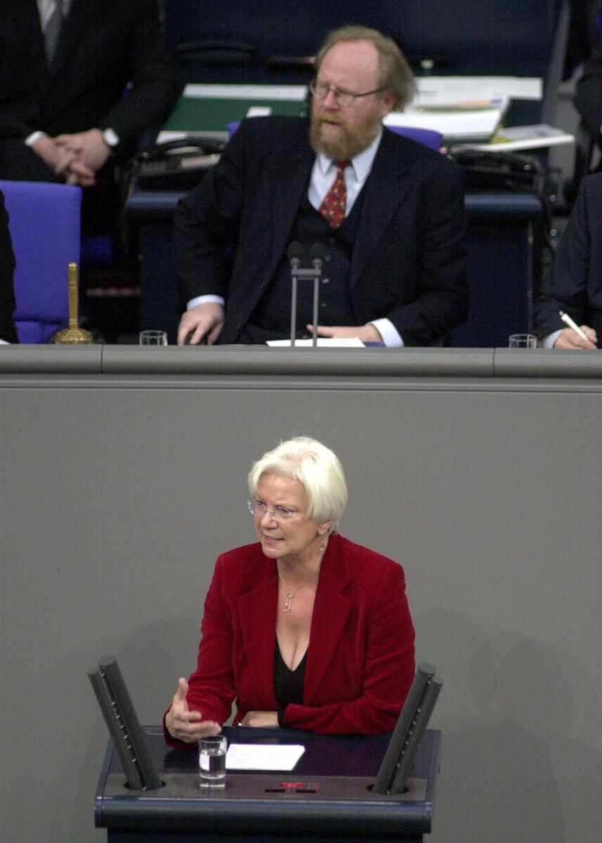 Gerda Hasselfeldt, CDU/CSU, MdB, Rede im Deutschen Bundestag, 6. Bundestagssitzung, Aussprache zur Regierungserklärung, Thema: Verbraucherschutz und Landwirtschaft.; Vorsitz: Bundestagspräsident Wolfgang Thierse, SPD.; Bundestagsabgeordnete, Abgeordnete, Rednerpult, Präsident, Plenum Hasselfeldt, Gerda; Thierse, Wolfgang Gerda Hasselfeldt, CDU/CSU, MdB, Rede im Deutschen Bundestag, 6. Bundestagssitzung, Aussprache zur Regierungserklärung, Thema: Verbraucherschutz und Landwirtschaft.; Vorsitz: Bundestagspräsident Wolfgang Thierse, SPD.; Bundestagsabgeordnete, Abgeordnete, Rednerpult, Präsident, Plenum
