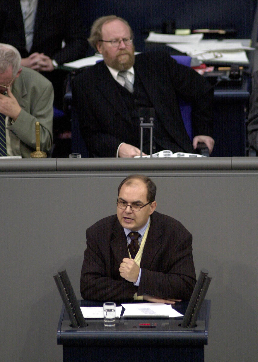 Christian Schmidt, CDU/CSU, MdB, Rede im Deutschen Bundestag, 3. Bundestagssitzung, TOP 5, Thema: Fortsetzung des Mazedonien-Einsatz.; Vorsitz: Bundestagspräsident Dr. Wolfgang Thierse, SPD.; Bundestagsabgeordneter, Abgeordneter, Rednerpult, Präsident, Plenum Schmidt, Christian; Thierse, Wolfgang Christian Schmidt, CDU/CSU, MdB, Rede im Deutschen Bundestag, 3. Bundestagssitzung, TOP 5, Thema: Fortsetzung des Mazedonien-Einsatz.; Vorsitz: Bundestagspräsident Dr. Wolfgang Thierse, SPD.; Bundestagsabgeordneter, Abgeordneter, Rednerpult, Präsident, Plenum