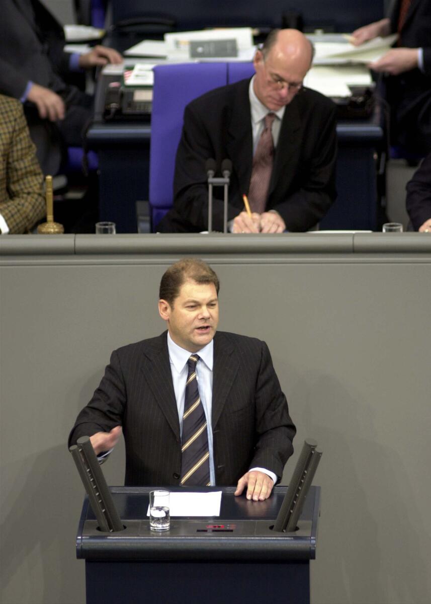 Scholz, Olaf; Lammert, Norbert Olaf Scholz, SPD, MdB, Rede im Deutschen Bundestag, Aussprache zur Regierungserklärung, 4. Bundestagssitzung.; Vorsitz: Bundestagsvizepräsident Dr. Norbert Lammert, CDU/CSU.; Bundestagsabgeordneter, Abgeordneter, Rednerpult, Vizepräsident, Plenum