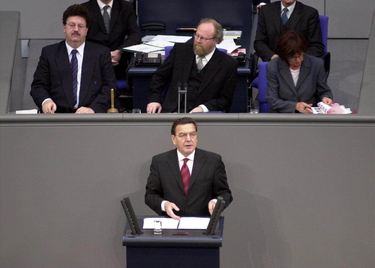 Bundeskanzler Gerhard Schröder, SPD, MdB, Rede im Deutschen Bundestag, Regierungserklärung, 4. Bundestagssitzung.; Vorsitz: Bundestagspräsident Wolfgang Thierse, SPD, (mi.), Schriftführerin Ute Kumpf, SPD, (re.), Schriftführer Hans-Joachim Fuchtel, CDU/CSU, (li.).; Bundeskanzler, Kanzler, Bundestagsabgeordneter, Abgeordneter, Präsident, Schriftführer, Rednerpult, Plenum Schröder, Gerhard; Thierse, Wolfgang; Fuchtel, Hans-Joachim; Kumpf, Ute Bundeskanzler Gerhard Schröder, SPD, MdB, Rede im Deutschen Bundestag, Regierungserklärung, 4. Bundestagssitzung.; Vorsitz: Bundestagspräsident Wolfgang Thierse, SPD, (mi.), Schriftführerin Ute Kumpf, SPD, (re.), Schriftführer Hans-Joachim Fuchtel, CDU/CSU, (li.).; Bundeskanzler, Kanzler, Bundestagsabgeordneter, Abgeordneter, Präsident, Schriftführer, Rednerpult, Plenum