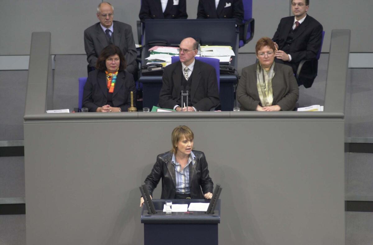 Annette Widmann-Mauz, CDU/CSU, MdB, Rede im Deutschen Bundestag, 6. Bundestagssitzung, Aussprache zur Regierungserklärung, Thema Soziales und Gesundheit.; Vorsitz: Bundestagvizepräsident Dr. Norbert Lammert, CDU/CSU.; Bundestagsabgeordnete, Abgeordnete, Rednerpult, Vizepräsident, Plenum Widmann-Mauz, Annette; Lammert, Norbert Annette Widmann-Mauz, CDU/CSU, MdB, Rede im Deutschen Bundestag, 6. Bundestagssitzung, Aussprache zur Regierungserklärung, Thema Soziales und Gesundheit.; Vorsitz: Bundestagvizepräsident Dr. Norbert Lammert, CDU/CSU.; Bundestagsabgeordnete, Abgeordnete, Rednerpult, Vizepräsident, Plenum