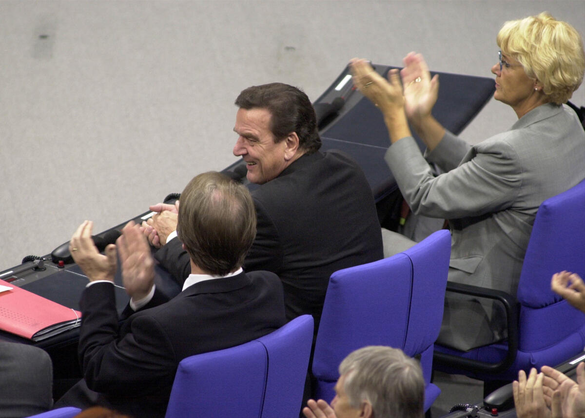 Nach der Wiederwahl des Bundeskanzler Gerhard Schröder, SPD, (mi.).; hier im Bild: Bundestagsvizepräsidentin, Dr. h. c. Susanne Kastner, SPD, (re.), und Fraktionsvorsitzender Franz Müntefering, SPD, (li.).; Kanzler, Deutscher Bundestag Schröder, Gerhard; Kastner, Susanne; Müntefering, Franz Nach der Wiederwahl des Bundeskanzler Gerhard Schröder, SPD, (mi.).; hier im Bild: Bundestagsvizepräsidentin, Dr. h. c. Susanne Kastner, SPD, (re.), und Fraktionsvorsitzender Franz Müntefering, SPD, (li.).; Kanzler, Deutscher Bundestag