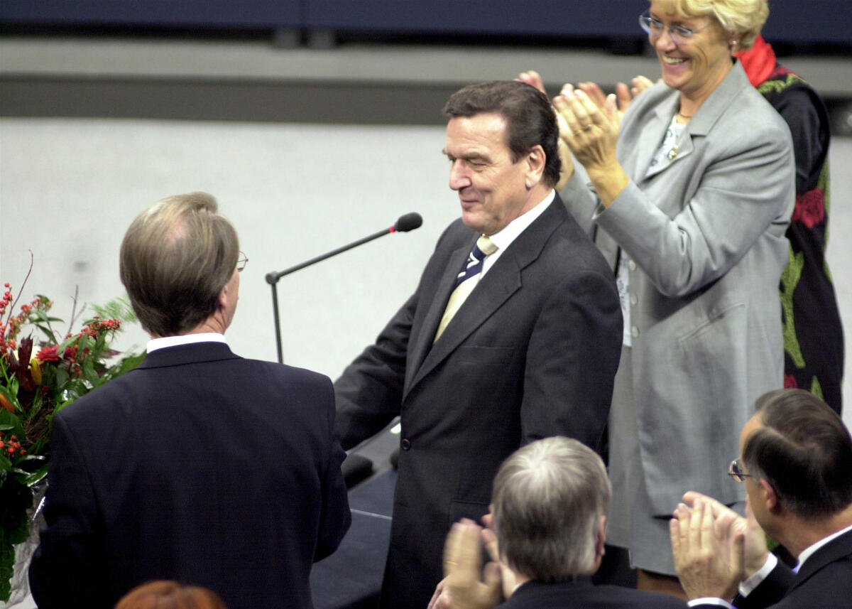 Nach Vereidigung des Bundeskanzler Gerhard Schröder, SPD, (mi.), gratuliert ihm Fraktionsvorsitzender Franz Müntefering, SPD, (li.). Mit im Bild: Bundestagsvizepräsidentin Dr. h. c. Susanne Kastner, SPD, (re.).; Kanzler, Deutscher Bundestag, Gratulation Schröder, Gerhard; Kastner, Susanne; Müntefering, Franz Nach Vereidigung des Bundeskanzler Gerhard Schröder, SPD, (mi.), gratuliert ihm Fraktionsvorsitzender Franz Müntefering, SPD, (li.). Mit im Bild: Bundestagsvizepräsidentin Dr. h. c. Susanne Kastner, SPD, (re.).; Kanzler, Deutscher Bundestag, Gratulation
