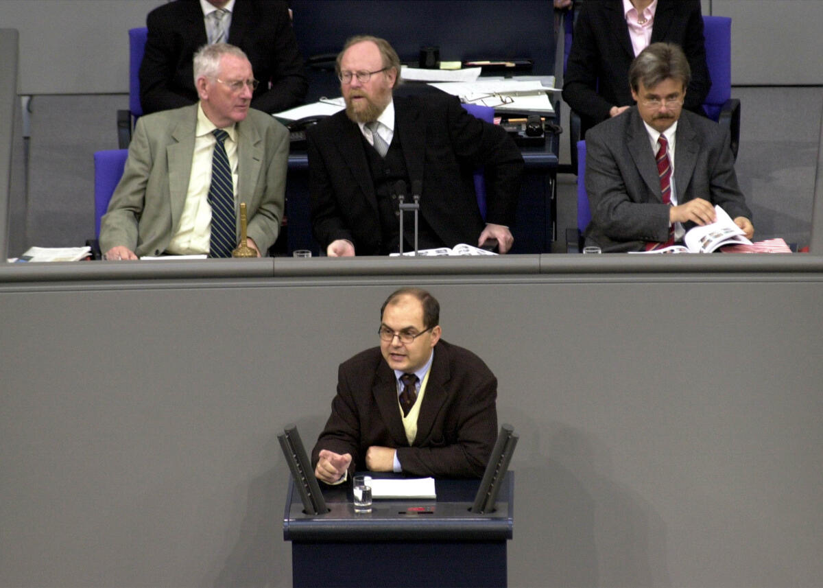 Christian Schmidt, CDU/CSU, MdB, Rede im Deutschen Bundestag, 3. Bundestagssitzung, TOP 5, Thema: Fortsetzung des Mazedonien-Einsatz.; Vorsitz: Bundestagspräsident Dr. Wolfgang Thierse, SPD.; Bundestagsabgeordneter, Abgeordneter, Rednerpult, Präsident, Plenum Schmidt, Christian; Thierse, Wolfgang Christian Schmidt, CDU/CSU, MdB, Rede im Deutschen Bundestag, 3. Bundestagssitzung, TOP 5, Thema: Fortsetzung des Mazedonien-Einsatz.; Vorsitz: Bundestagspräsident Dr. Wolfgang Thierse, SPD.; Bundestagsabgeordneter, Abgeordneter, Rednerpult, Präsident, Plenum