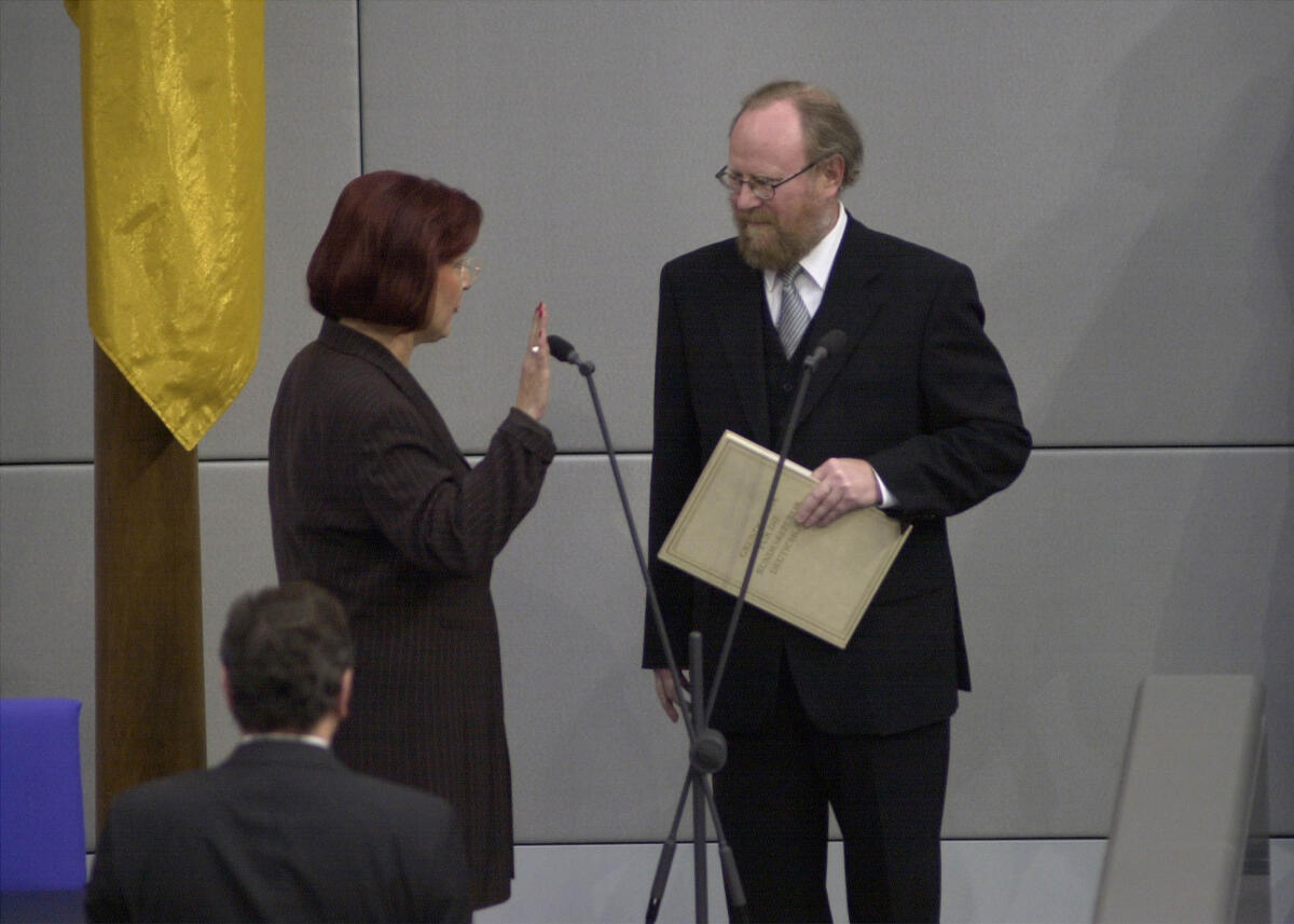 Vereidigung der Bundesministerin Heidemarie Wieczorek-Zeul, SPD, durch Bundestagspräsident Wolfgang Thierse, SPD.; Deutscher Bundestag, Geste, Gestik, Ministerin Thierse, Wolfgang; Wieczorek-Zeul, Heidemarie Vereidigung der Bundesministerin Heidemarie Wieczorek-Zeul, SPD, durch Bundestagspräsident Wolfgang Thierse, SPD.; Deutscher Bundestag, Geste, Gestik, Ministerin