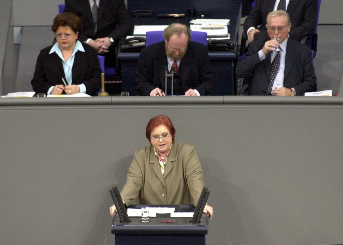 Jella Teuchner, SPD, MdB, Rede im Deutschen Bundestag, 6. Bundestagssitzung, Aussprache zur Regierungserklärung, Thema Verbraucherschutz und Landwirtschaft.; Vorsitz: Bundestagspräsident Wolfgang Thierse, SPD, (mi.), Schriftführerin Anita Schäfer, CDU/CSU, (li.), Schriftführer Gerhard Rübenkönig, SPD, (re.).; Bundestagsabgeordnete, Abgeordnete, Rednerpult, Präsident, Schriftführer, Plenum Teuchner, Jella; Thierse, Wolfgang; Schäfer, Anita; Rübenkönig, Gerhard Jella Teuchner, SPD, MdB, Rede im Deutschen Bundestag, 6. Bundestagssitzung, Aussprache zur Regierungserklärung, Thema Verbraucherschutz und Landwirtschaft.; Vorsitz: Bundestagspräsident Wolfgang Thierse, SPD, (mi.), Schriftführerin Anita Schäfer, CDU/CSU, (li.), Schriftführer Gerhard Rübenkönig, SPD, (re.).; Bundestagsabgeordnete, Abgeordnete, Rednerpult, Präsident, Schriftführer, Plenum