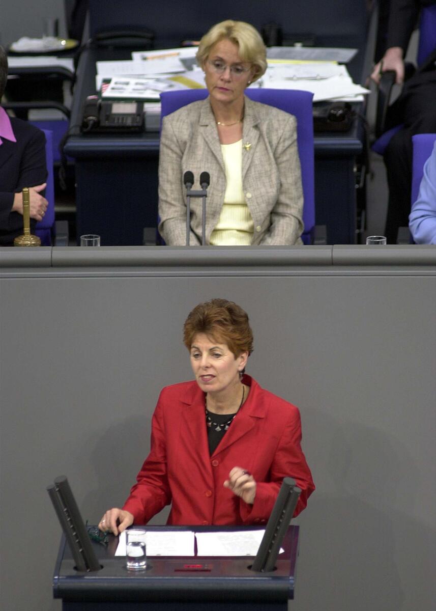 Schwall-Düren, Angelica; Kastner, Susanne Dr. Angelica Schwall-Düren, SPD, Rede im Deutschen Bundestag, Aussprache zur Regierungserklärung, 4. Bundestagssitzung.; Vorsitz: Bundestagsvizepräsidentin Dr. h. c. Susanne Kastner, SPD.; Bundestagsabgeordneter, Abgeordneter, Rednerpult, Vizepräsidentin, Plenum