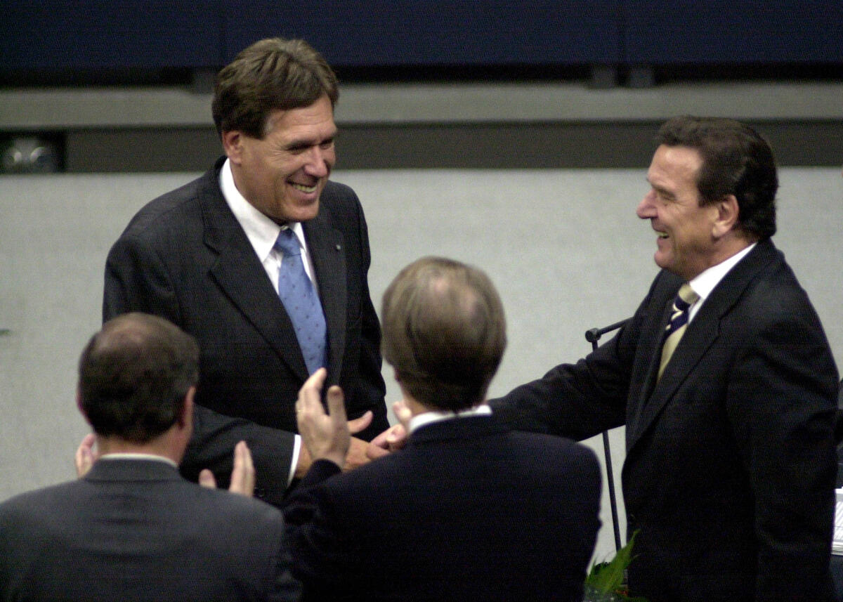 Nach Vereidigung des Bundeskanzler Gerhard Schröder, SPD, (re.), gratuliert ihm Michael Glos, CDU/CSU, (li.), MdB.; Deutscher Bundestag, Kanzler, Gratulation Schröder, Gerhard; Glos, Michael Nach Vereidigung des Bundeskanzler Gerhard Schröder, SPD, (re.), gratuliert ihm Michael Glos, CDU/CSU, (li.), MdB.; Deutscher Bundestag, Kanzler, Gratulation