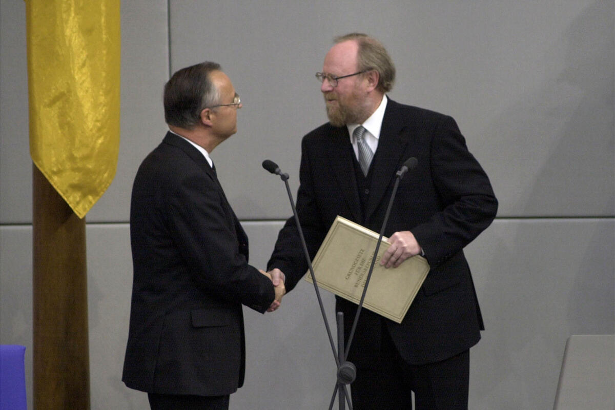 Vereidigung des Bundesminister Hans Eichel, SPD, (li.), durch Bundestagspräsident Wolfgang Thierse, SPD, (re.).; Deutscher Bundestag, Geste, Gestik, Bundesfinanzminister, Finanzminister, Minister, Thierse, Wolfgang; Eichel, Hans Vereidigung des Bundesminister Hans Eichel, SPD, (li.), durch Bundestagspräsident Wolfgang Thierse, SPD, (re.).; Deutscher Bundestag, Geste, Gestik, Bundesfinanzminister, Finanzminister, Minister,