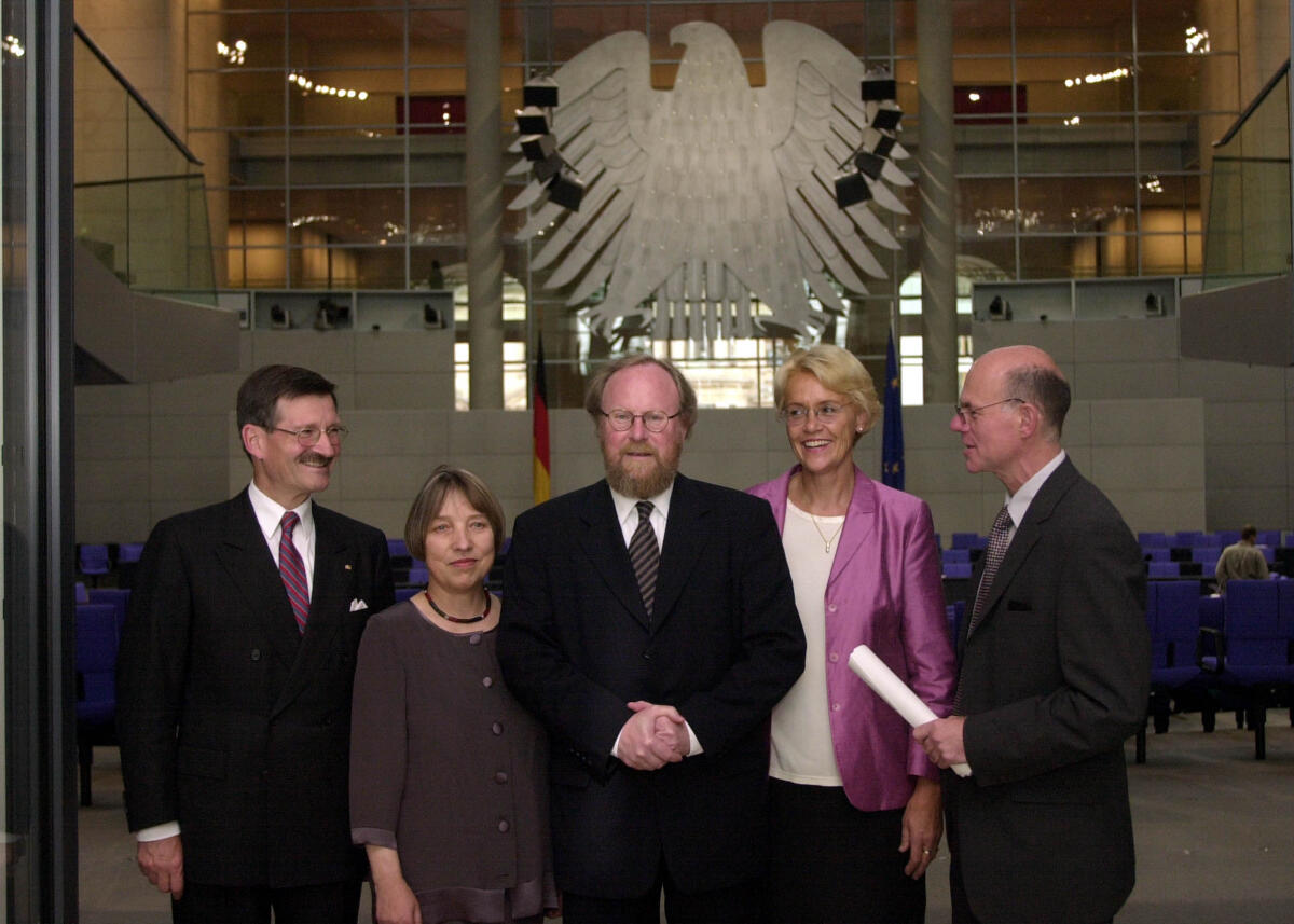 Präsentation des neu gewähltem Präsidums, v.l. Dr. Hermann Otto Solms, FDP, Bundestagsvizepräsident, Dr. Antje Vollmer, Bündnis 90/Die Grünen, Bundestagsvizepräsidentin, Wolfgang Thierse, SPD, Bundestagspräsident, Dr. h. c. Susanne Kastner, SPD, Bundestagsvizepräsidentin, Dr. Norbert Lammert, CDU/CSU, Bundestagsvizepräsident.; Neues Präsidium, Vorstellung, Adler, Bundestagsadler Lammert, Norbert; Kastner, Susanne; Thierse, Wolfgang; Vollmer, Antje; Solms, Hermann Otto Präsentation des neu gewähltem Präsidums, v.l. Dr. Hermann Otto Solms, FDP, Bundestagsvizepräsident, Dr. Antje Vollmer, Bündnis 90/Die Grünen, Bundestagsvizepräsidentin, Wolfgang Thierse, SPD, Bundestagspräsident, Dr. h. c. Susanne Kastner, SPD, Bundestagsvizepräsidentin, Dr. Norbert Lammert, CDU/CSU, Bundestagsvizepräsident.; Neues Präsidium, Vorstellung, Adler, Bundestagsadler