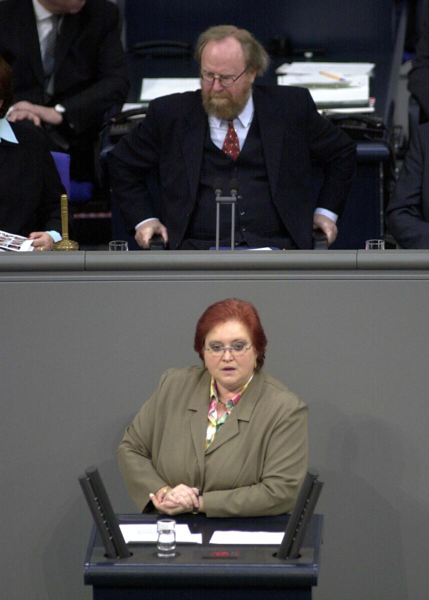 Jella Teuchner, SPD, MdB, Rede im Deutschen Bundestag, 6. Bundestagssitzung, Aussprache zur Regierungserklärung, Thema Verbraucherschutz und Landwirtschaft; Vorsitz: Bundestagspräsident Dr. h.c. Wolfgang Thierse, SPD.; Bundestagsabgeordnete, Abgeordnete, Rednerpult, Präsident, Plenum Teuchner, Jella; Thierse, Wolfgang Jella Teuchner, SPD, MdB, Rede im Deutschen Bundestag, 6. Bundestagssitzung, Aussprache zur Regierungserklärung, Thema Verbraucherschutz und Landwirtschaft; Vorsitz: Bundestagspräsident Dr. h.c. Wolfgang Thierse, SPD.; Bundestagsabgeordnete, Abgeordnete, Rednerpult, Präsident, Plenum