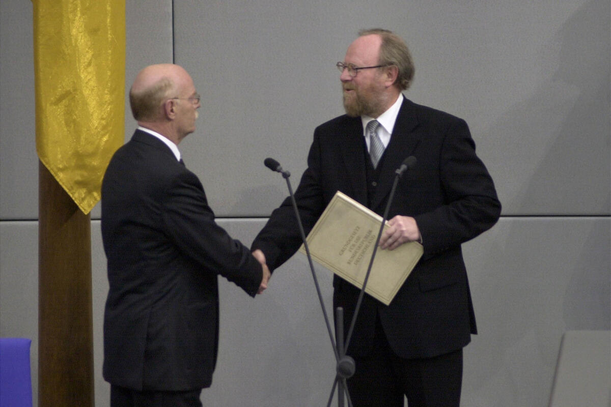 Vereidigung des Bundesminister Dr. Peter Struck, SPD, (li.), durch Bundestagspräsident Wolfgang Thierse, SPD, (re.); Deutscher Bundestag, Geste, Gestik, Bundesverteidigungsminister, Verteidigungsminister, Minister Thierse, Wolfgang; Struck, Peter Vereidigung des Bundesminister Dr. Peter Struck, SPD, (li.), durch Bundestagspräsident Wolfgang Thierse, SPD, (re.); Deutscher Bundestag, Geste, Gestik, Bundesverteidigungsminister, Verteidigungsminister, Minister