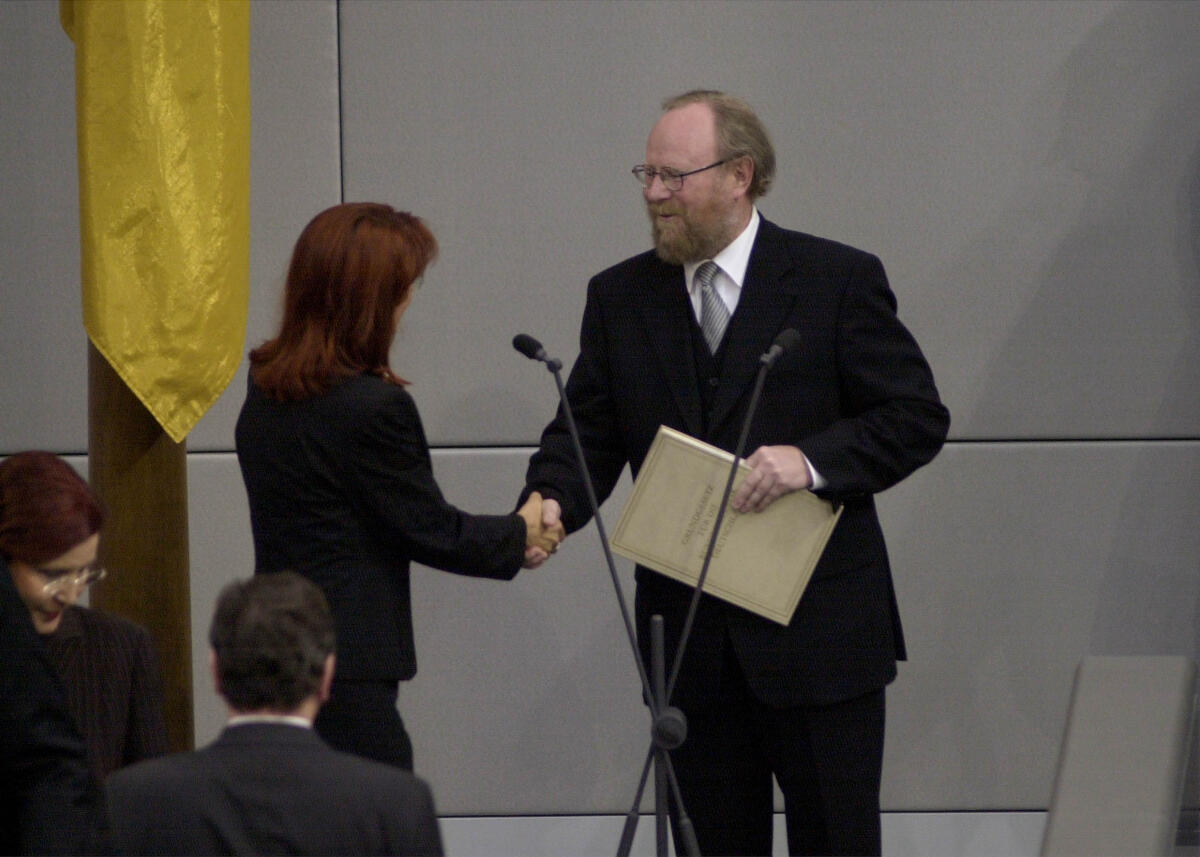 Vereidigung der Bundesministerin Edelgrad Bulmahn, SPD, durch Bundestagspräsident Wolfgang Thierse, SPD.; Deutscher Bundestag, Geste, Gestik, Ministerin Thierse, Wolfgang; Bulmahn, Edelgard Vereidigung der Bundesministerin Edelgrad Bulmahn, SPD, durch Bundestagspräsident Wolfgang Thierse, SPD.; Deutscher Bundestag, Geste, Gestik, Ministerin