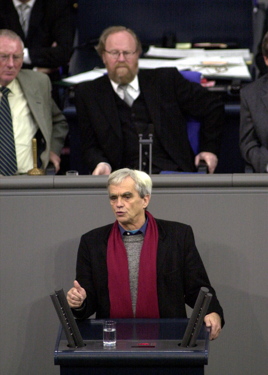 Christian Ströbele, Bündnis 90/Die Grünen, MdB, Rede im Deutschen Bundestag, 3. Bundestagssitzung, TOP 5, Thema Fortsetzung des Mazedonien-Einsatz.; Vorsitz: Bundestagspräsident Dr. h.c. Wolfgang Thierse, SPD.; Bundestagsabgeordneter, Abgeordneter, Rednerpult, Präsident, Plenum Ströbele, Hans-Christian; Thierse, Wolfgang Christian Ströbele, Bündnis 90/Die Grünen, MdB, Rede im Deutschen Bundestag, 3. Bundestagssitzung, TOP 5, Thema Fortsetzung des Mazedonien-Einsatz.; Vorsitz: Bundestagspräsident Dr. h.c. Wolfgang Thierse, SPD.; Bundestagsabgeordneter, Abgeordneter, Rednerpult, Präsident, Plenum