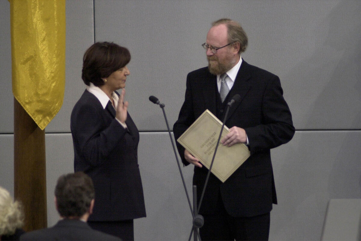 Vereidigung der Bundesministerin Ulla Schmidt, SPD, durch Bundestagspräsident Wolfgang Thierse, SPD.; Deutscher Bundestag, Geste, Gestik, Ministerin Schmidt, Ulla; Thierse, Wolfgang Vereidigung der Bundesministerin Ulla Schmidt, SPD, durch Bundestagspräsident Wolfgang Thierse, SPD.; Deutscher Bundestag, Geste, Gestik, Ministerin