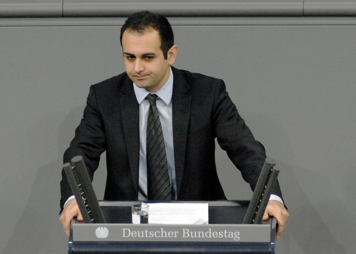 Bijan Djir-Sarai, FDP, Bundestagsabgeordneter, Abgeordneter, Mitglied des Deutschen Bundestages, MdB, Rede, Deutscher Bundestag, 13. Sitzung, TOP 18, Thema: Bundeswehreinsatz "ALTHEA".; Rednerpult. Djir-Sarai, Bijan Bijan Djir-Sarai, FDP, Bundestagsabgeordneter, Abgeordneter, Mitglied des Deutschen Bundestages, MdB, Rede, Deutscher Bundestag, 13. Sitzung, TOP 18, Thema: Bundeswehreinsatz "ALTHEA".; Rednerpult.