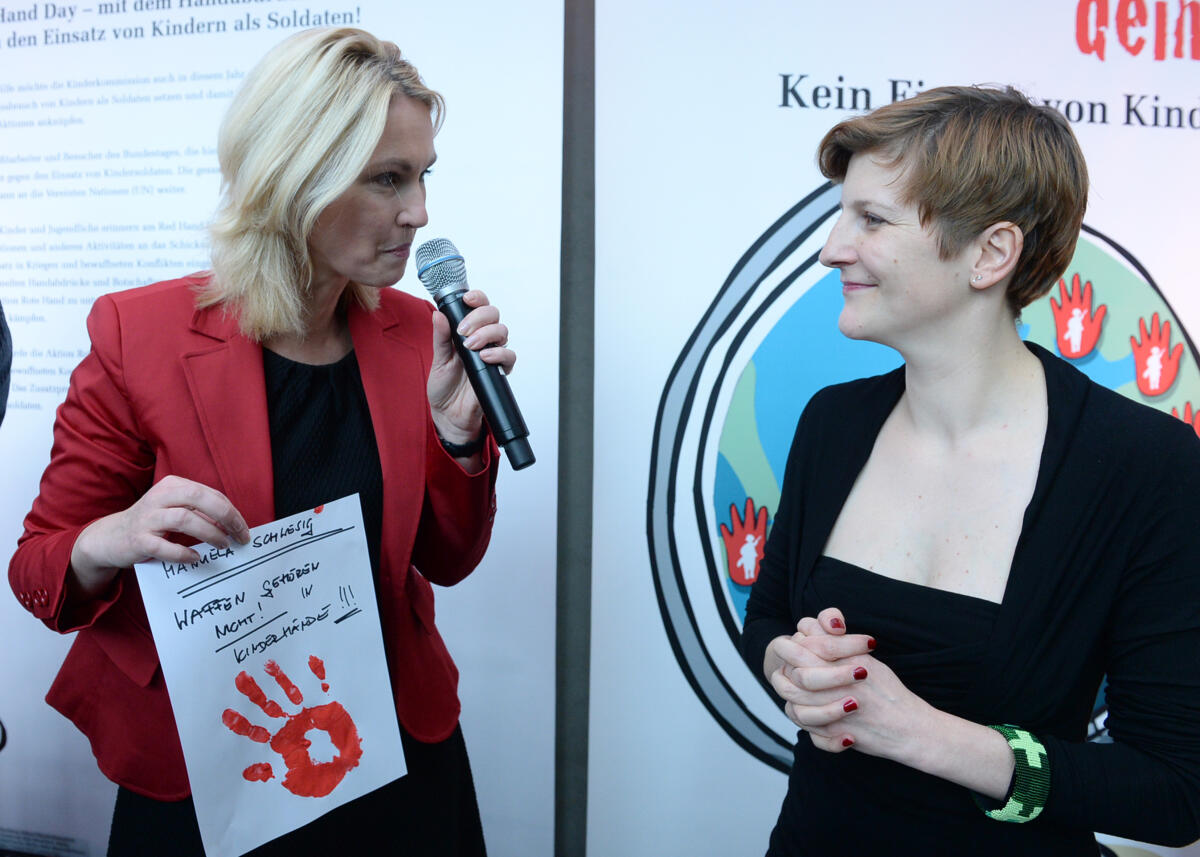 Der Unterausschuss des Deutschen Bundestages Kommission zur Wahrnehmung der Belange von Kindern (Kinderkommission, KiKo) engagiert sich am Red Hand Day: "Kinder sind keine Soldaten". Zahlreiche Mitglieder des Bundestages (Bundestagsabgeordnete) beteiligen sich an der Aktion. Hier die Bundesministerin für Familie, Senioren, Frauen und Jugend, Manuela Schwesig, (li), SPD, und die Vorsitzende der Kinderkommission des Bundestages (KiKo), Susann Rüthrich, (re), SPD. Schwesig, Manuela; Rüthrich, Susann Der Unterausschuss des Deutschen Bundestages Kommission zur Wahrnehmung der Belange von Kindern (Kinderkommission, KiKo) engagiert sich am Red Hand Day: "Kinder sind keine Soldaten". Zahlreiche Mitglieder des Bundestages (Bundestagsabgeordnete) beteiligen sich an der Aktion. Hier die Bundesministerin für Familie, Senioren, Frauen und Jugend, Manuela Schwesig, (li), SPD, und die Vorsitzende der Kinderkommission des Bundestages (KiKo), Susann Rüthrich, (re), SPD.