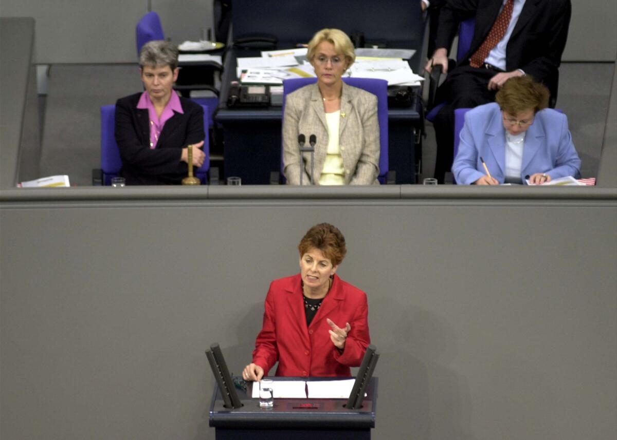 Dr. Angelica Schwall-Düren, SPD, MdB, Rede im Deutschen Bundestag, Aussprache zur Regierungserklärung, 4. Bundestagssitzung.; Vorsitz: Bundestagsvizepräsidentin Dr. h. c. Susanne Kastner, SPD, (mi.), Schriftführerin Marita Sehn, FDP, (li.).; Bundestagsabgeordnete, Abgeordnete, Rednerpult, Vizepräsidentin, Plenum Schwall-Düren, Angelica; Kastner, Susanne; Sehn, Marita Dr. Angelica Schwall-Düren, SPD, MdB, Rede im Deutschen Bundestag, Aussprache zur Regierungserklärung, 4. Bundestagssitzung.; Vorsitz: Bundestagsvizepräsidentin Dr. h. c. Susanne Kastner, SPD, (mi.), Schriftführerin Marita Sehn, FDP, (li.).; Bundestagsabgeordnete, Abgeordnete, Rednerpult, Vizepräsidentin, Plenum