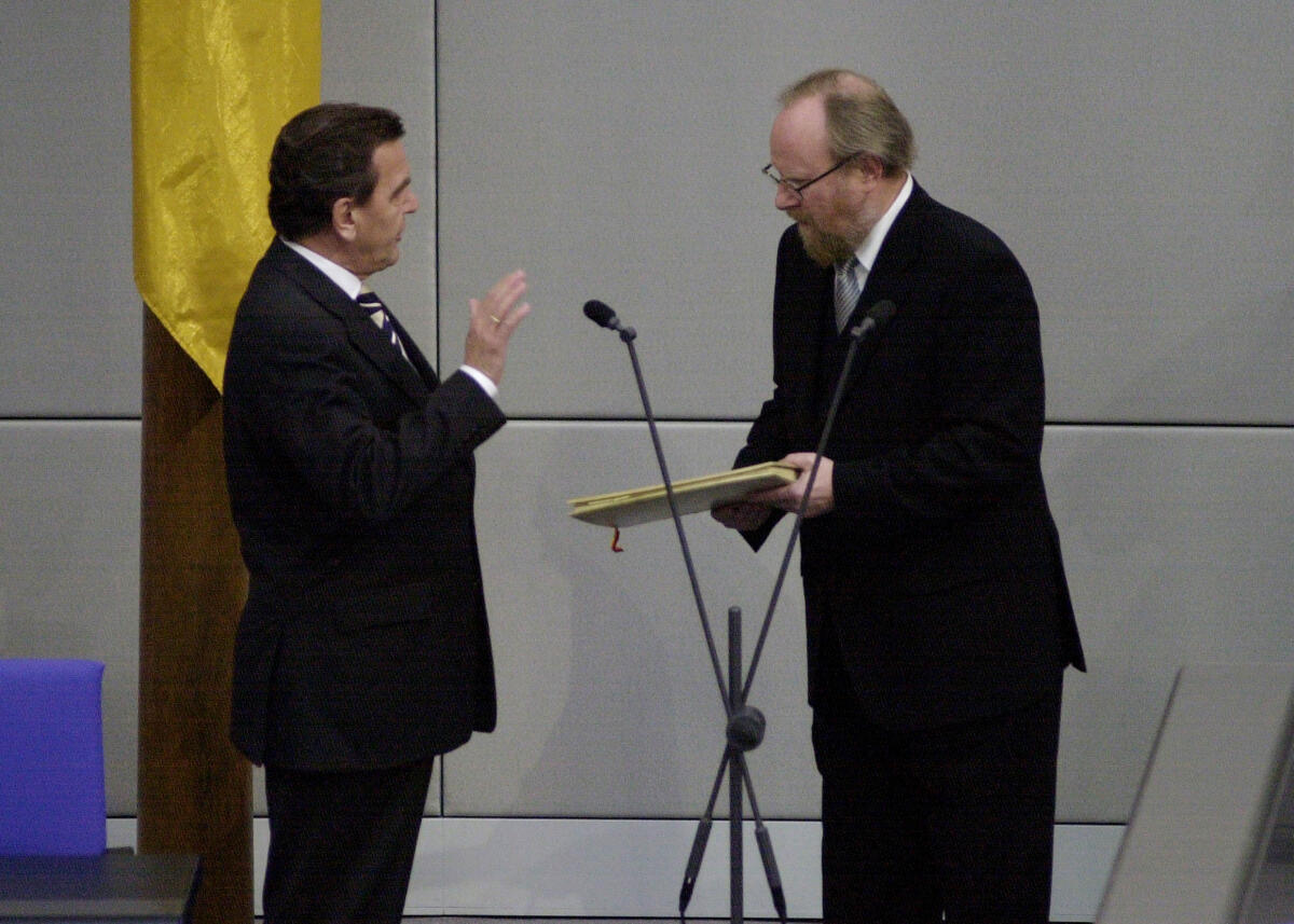 Schröder, Gerhard; Thierse, Wolfgang Vereidigung des Bundeskanzler Gerhard Schröder, SPD, (li.), durch Bundestagspräsident Wolfgang Thierse,  SPD, (re.).; Präsident, Kanzler, Deutscher Bundestag, Geste, Gestik, Eid