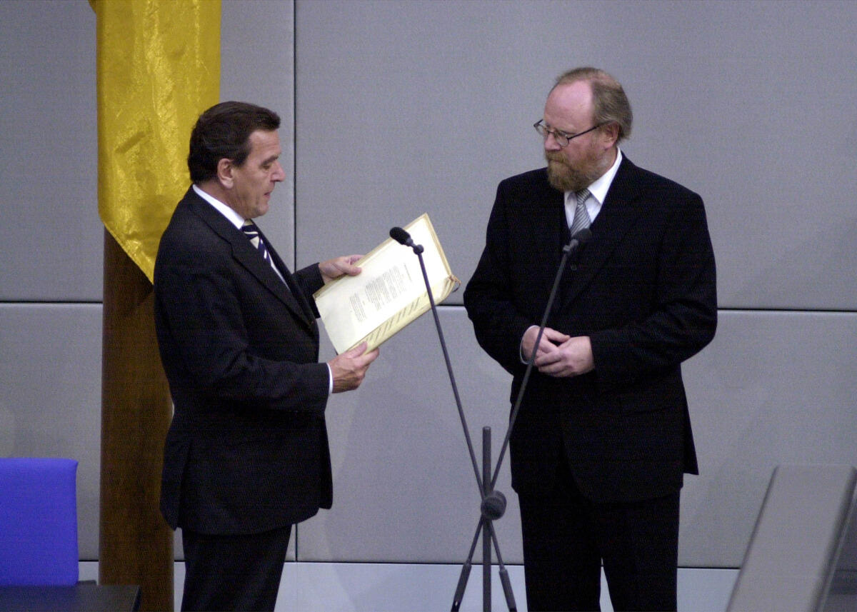 Vereidigung des Bundeskanzler Gerhard Schröder, SPD, (li.), durch Bundestagspräsident Wolfgang Thierse, SPD, (re.).; Präsident, Kanzler, Deutscher Bundestag, Eid Schröder, Gerhard; Thierse, Wolfgang Vereidigung des Bundeskanzler Gerhard Schröder, SPD, (li.), durch Bundestagspräsident Wolfgang Thierse, SPD, (re.).; Präsident, Kanzler, Deutscher Bundestag, Eid