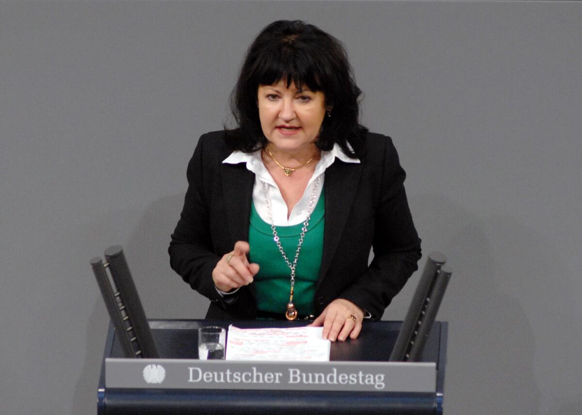 Angelika Krüger-Leißner, SPD, Bundestagsabgeordnete, Abgeordnete, Mitglied des Deutschen Bundestages, MdB, Rede, Deutscher Bundestag, 12. Sitzung, TOP 7, Thema: Gemeinsame Aufgabenwahrnehmung von Bund und Ländern in der Grundsicherung.; Rednerpult. Krüger-Leißner, Angelika Angelika Krüger-Leißner, SPD, Bundestagsabgeordnete, Abgeordnete, Mitglied des Deutschen Bundestages, MdB, Rede, Deutscher Bundestag, 12. Sitzung, TOP 7, Thema: Gemeinsame Aufgabenwahrnehmung von Bund und Ländern in der Grundsicherung.; Rednerpult.