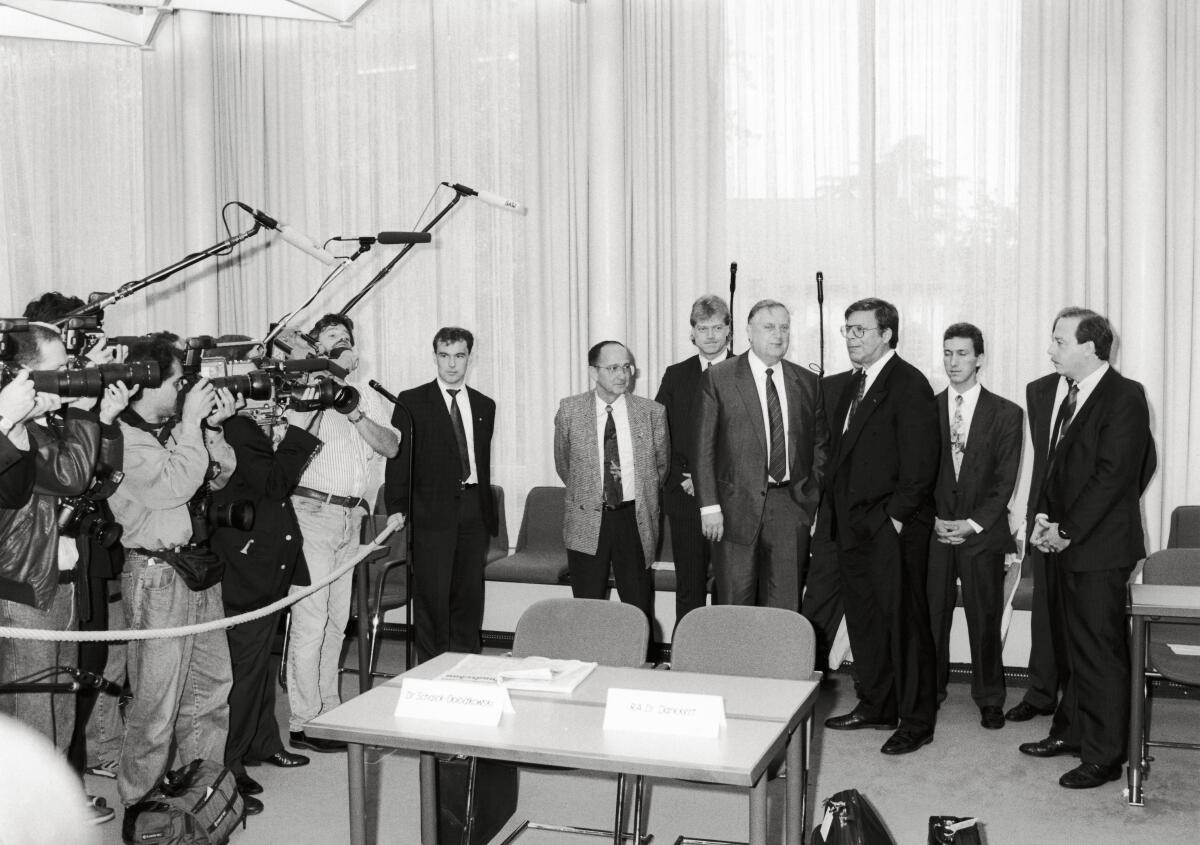 Öffentliche Sitzung des 1. Untersuchungsausschuss (Schalck-Ausschuss). Hier: Vernehmung des Zeugen Dr. Alexander Schalck-Golodkowski (5. v.r.). Schalck-Golodkowski, Alexander Öffentliche Sitzung des 1. Untersuchungsausschuss (Schalck-Ausschuss). Hier: Vernehmung des Zeugen Dr. Alexander Schalck-Golodkowski (5. v.r.).