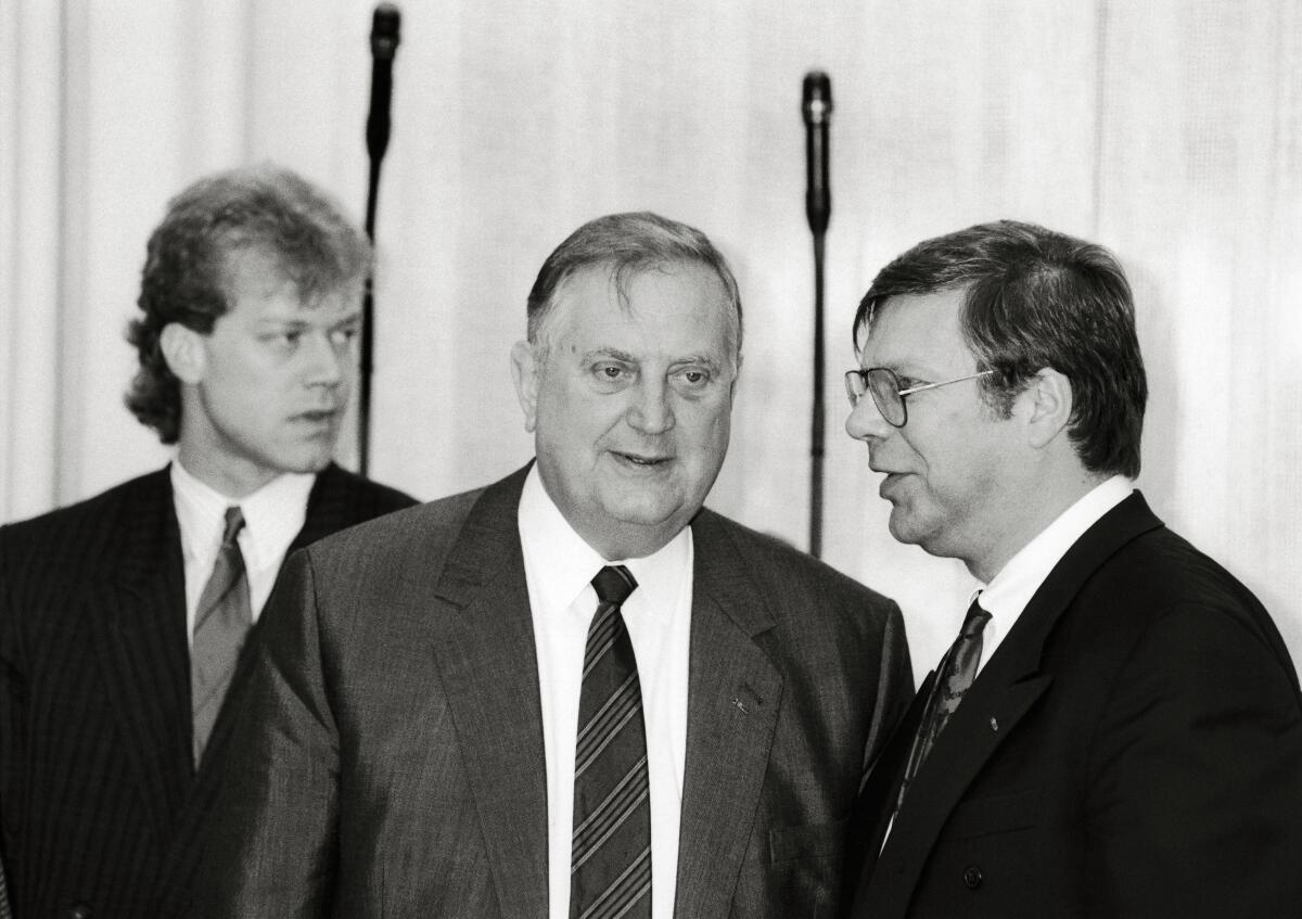 Öffentliche Sitzung des 1. Untersuchungsausschuss (Schalck-Ausschuss). Hier: Vernehmung des Zeugen Dr. Alexander Schalck-Golodkowski (mitte). Schalck-Golodkowski, Alexander Öffentliche Sitzung des 1. Untersuchungsausschuss (Schalck-Ausschuss). Hier: Vernehmung des Zeugen Dr. Alexander Schalck-Golodkowski (mitte).