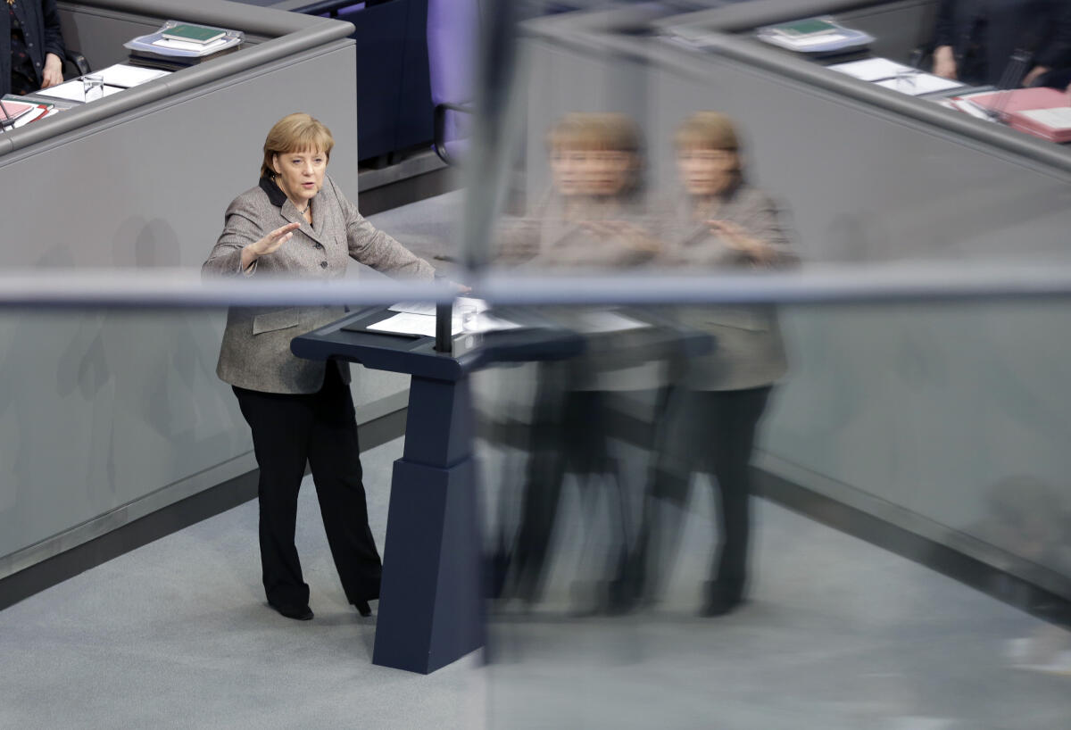 Bundeskanzlerin Dr. Angela Merkel, CDU/CSU, MdB, bei einer Regierungserklärung.; Plenarsaal, Abgeordnete, Rednerin, Rednerpult, Plenarsitzung, Sitzung, Spiegelung, spiegeln Merkel, Angela Bundeskanzlerin Dr. Angela Merkel, CDU/CSU, MdB, bei einer Regierungserklärung.; Plenarsaal, Abgeordnete, Rednerin, Rednerpult, Plenarsitzung, Sitzung, Spiegelung, spiegeln