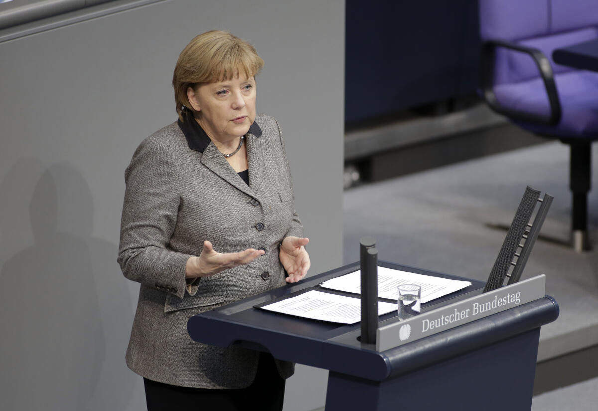 Bundeskanzlerin Dr. Angela Merkel, CDU/CSU, MdB, bei einer Regierungserklärung.; Plenarsaal, Abgeordnete, Rednerin, Rednerpult, Plenarsitzung, Sitzung, Rede, Gestik Merkel, Angela Bundeskanzlerin Dr. Angela Merkel, CDU/CSU, MdB, bei einer Regierungserklärung.; Plenarsaal, Abgeordnete, Rednerin, Rednerpult, Plenarsitzung, Sitzung, Rede, Gestik