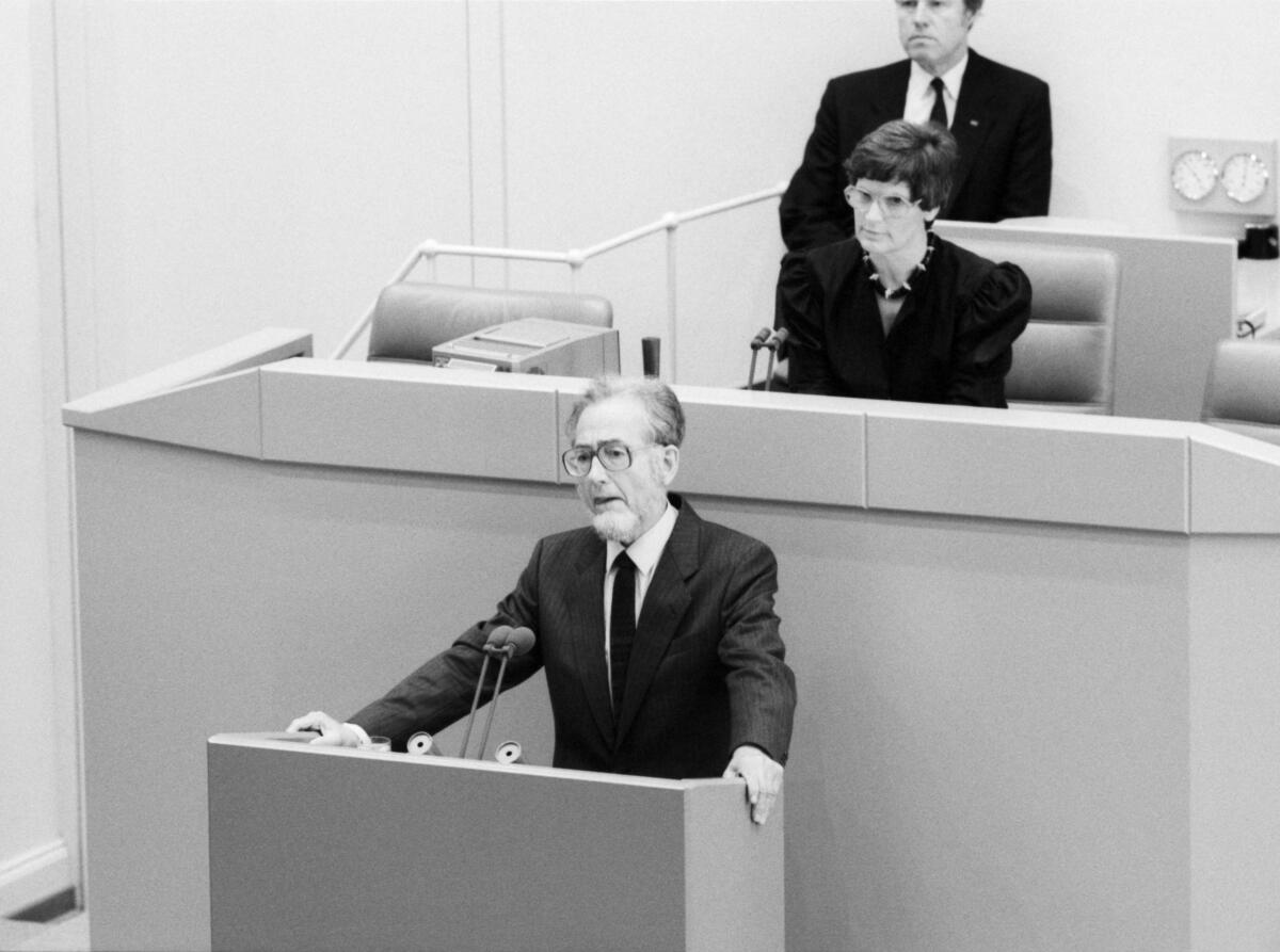 Süssmuth, Rita; Eppler, Erhard Der ehemalige Bundestagsabgeordnete und Bundesminister a.D., Erhard Eppler, SPD, hält eine Rede im Deutschen Bundestag unter Vorsitz der Bundestagspräsidentin Prof. Dr. Rita Süssmuth, CDU/CSU, MdB, anlässlich des Jahrestages des Volksaufstandes in der DDR am 17. Juni 1953.; Rednerpult, Redner, Feierstunde