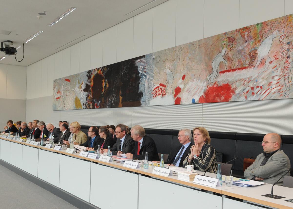 Der Verteidigungsausschuss des Deutschen Bundestages hat mit Beteiligung von Verbänden und Einzelsachverständigen eine Öffentliche Anhörung zum Thema "Entwurf eines Gesetzes zur Begleitung der Reform der Bundeswehr (Bundeswehrreform-Begleitgesetz-BwRefBeglG). Die Ausschusssitzung wird von der Vorsitzenden des Ausschusses, Dr. h. c. Susanne Kastner, SPD, geleitet.; Übersicht. Der Verteidigungsausschuss des Deutschen Bundestages hat mit Beteiligung von Verbänden und Einzelsachverständigen eine Öffentliche Anhörung zum Thema "Entwurf eines Gesetzes zur Begleitung der Reform der Bundeswehr (Bundeswehrreform-Begleitgesetz-BwRefBeglG). Die Ausschusssitzung wird von der Vorsitzenden des Ausschusses, Dr. h. c. Susanne Kastner, SPD, geleitet.; Übersicht.