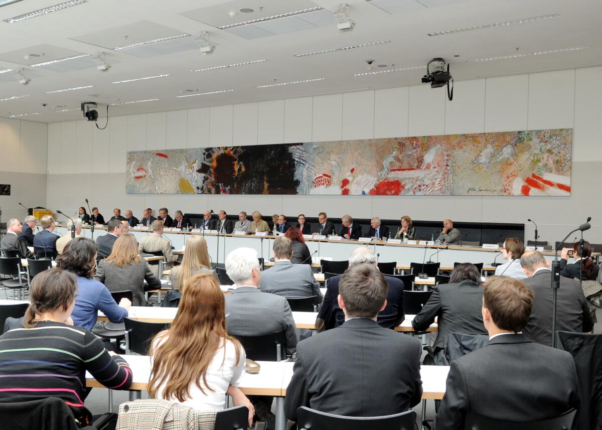 Der Verteidigungsausschuss des Deutschen Bundestages hat mit Beteiligung von Verbänden und Einzelsachverständigen eine Öffentliche Anhörung zum Thema "Entwurf eines Gesetzes zur Begleitung der Reform der Bundeswehr (Bundeswehrreform-Begleitgesetz-BwRefBeglG). Die Ausschusssitzung wird von der Vorsitzenden des Ausschusses, Dr. h. c. Susanne Kastner, SPD, geleitet.; Übersicht. Der Verteidigungsausschuss des Deutschen Bundestages hat mit Beteiligung von Verbänden und Einzelsachverständigen eine Öffentliche Anhörung zum Thema "Entwurf eines Gesetzes zur Begleitung der Reform der Bundeswehr (Bundeswehrreform-Begleitgesetz-BwRefBeglG). Die Ausschusssitzung wird von der Vorsitzenden des Ausschusses, Dr. h. c. Susanne Kastner, SPD, geleitet.; Übersicht.