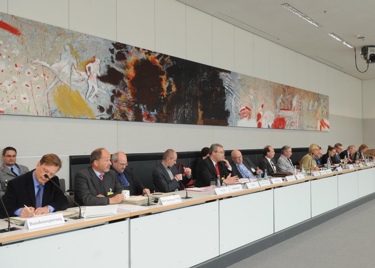  Der Verteidigungsausschuss des Deutschen Bundestages hat mit Beteiligung von Verbänden und Einzelsachverständigen eine Öffentliche Anhörung zum Thema "Entwurf eines Gesetzes zur Begleitung der Reform der Bundeswehr (Bundeswehrreform-Begleitgesetz-BwRefBeglG). Die Ausschusssitzung wird von der Vorsitzenden des Ausschusses, Dr. h. c. Susanne Kastner, SPD, geleitet.; Übersicht.