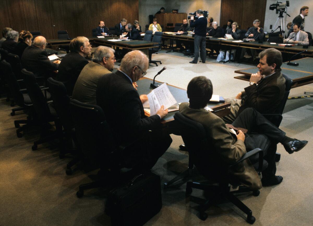 Sitzung der Enquete-Kommission "Aufarbeitung von Geschichte und Folgen der SED-Diktatur". Blick in den Sitzungssaal.; Bundestagsabgeordnete, Abgeordnete, Übersicht Sitzung der Enquete-Kommission "Aufarbeitung von Geschichte und Folgen der SED-Diktatur". Blick in den Sitzungssaal.; Bundestagsabgeordnete, Abgeordnete, Übersicht