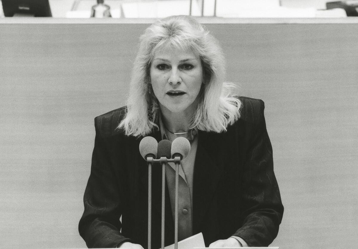 Enkelmann, Dagmar Dr. Dagmar Enkelmann, PDS, MdB, Rede im Deutschen Bundestag.; Bundestagsabgeordnete, Abgeordnete, Rednerpult