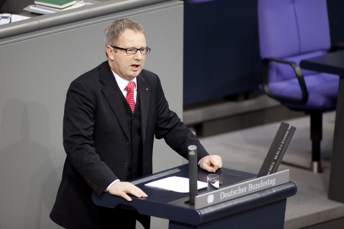 Kahrs, Johannes Johannes Kahrs, SPD, eröffnet als erster Redner die Debatte im Bundestag am 25.11.2011.