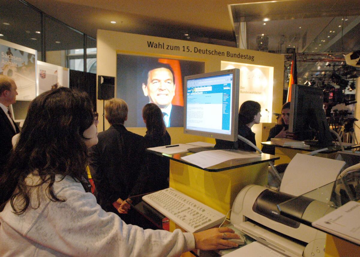  Berichterstattung anlässlich der Bundestagswahl 2002, Wahlberichterstattung aus dem Reichstagsgebäude.; Wahl, Medien, Medienvertreter, Journalisten, Übertragung, Technik, Scheinwerfer, Deutscher Bundestag, Presse, Computer, Drucker, Leinwand
