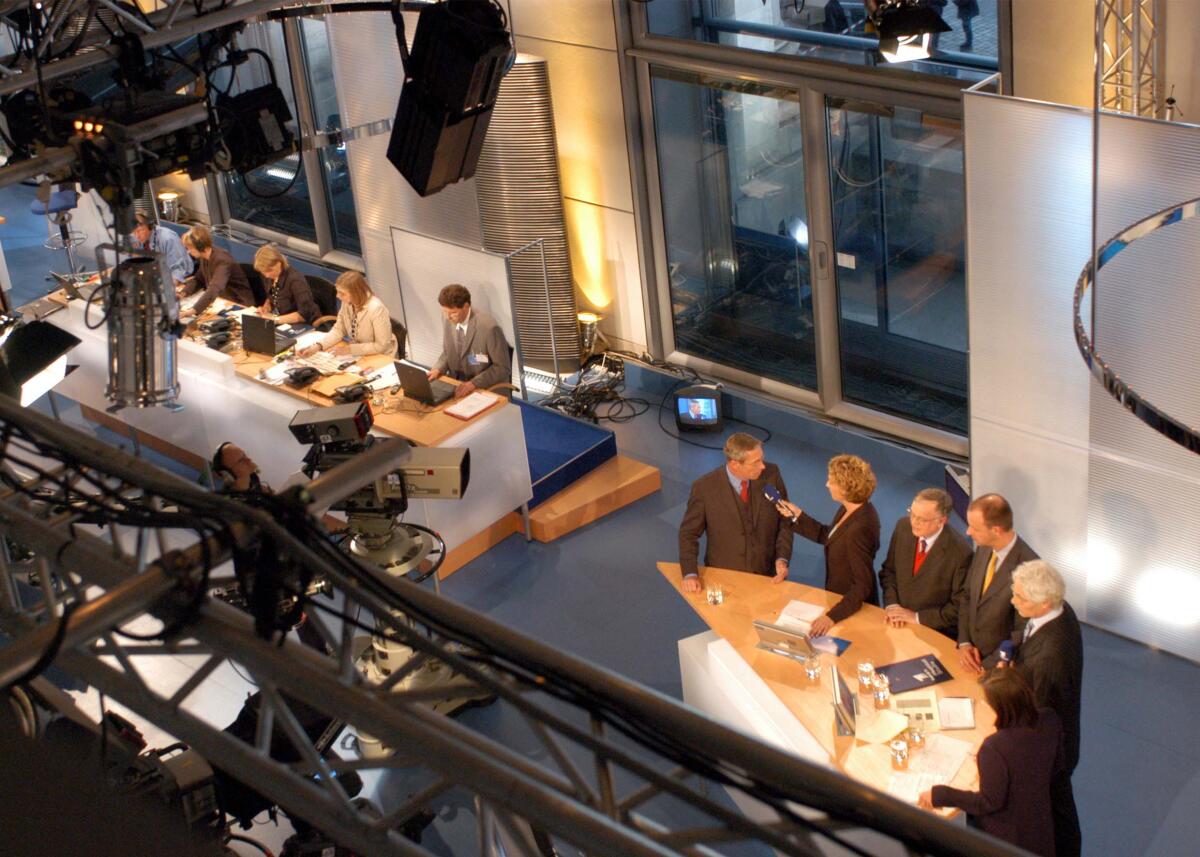  Berichterstattung anlässlich der Bundestagswahl 2002, Wahlberichterstattung aus dem Reichstagsgebäude.; Wahl, Medien, Medienvertreter, Journalisten, Übertragung, Technik, Scheinwerfer, Deutscher Bundestag, Presse, Interview
